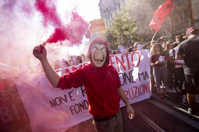 Ιταλία : Κινητοποιήσεις μαθητών - Έκαψαν ομοιώματα των Σαλβίνι και Ντι Μάιο [Εικόνες]