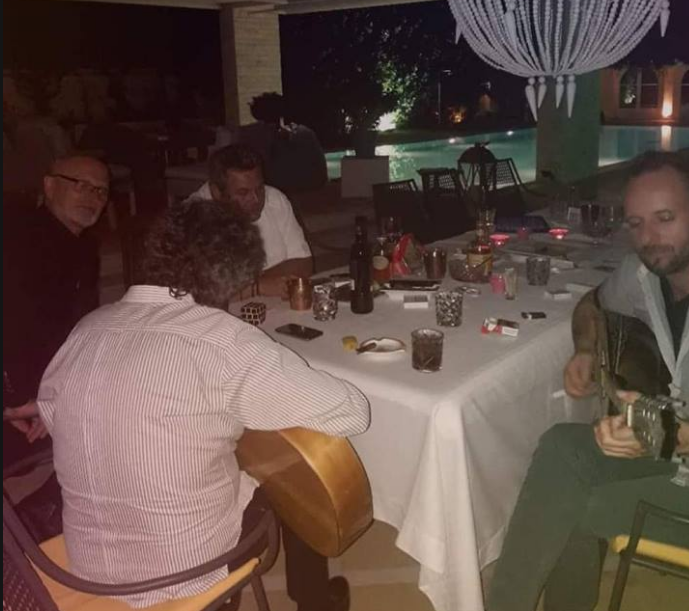 O Πάνος Καμμένος γλεντάει και μας λέει «στην υγειά σας κορόιδα»