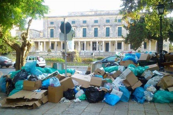 Κέρκυρα: Αποχή μαθητών για τους όγκους σκουπιδιών