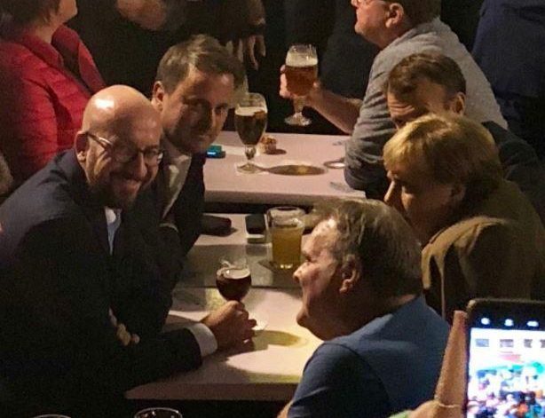 Μπύρα και τηγανιτές πατάτες για Μέρκελ και Μακρόν