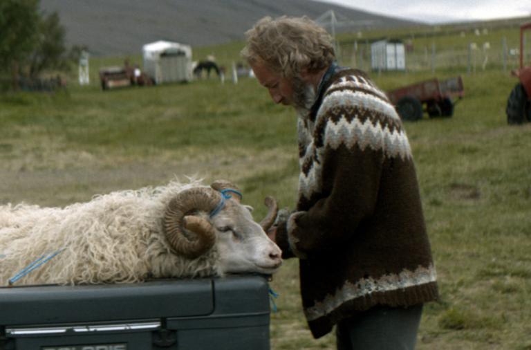 Σαμ Νιλ και Μάικλ Κέιτον στην αγγλική εκδοχή του «RAMS»