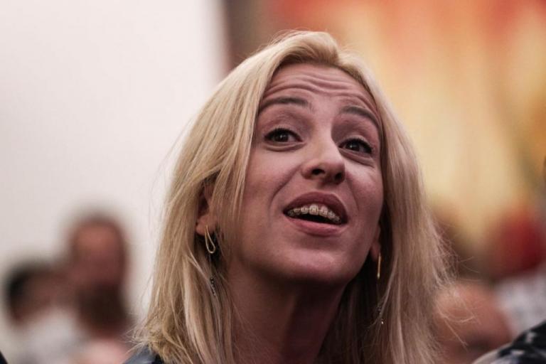 Η κ. Δούρου ας ζητήσει πρώτα συγγνώμη και μετά να βλέπει εχθρούς