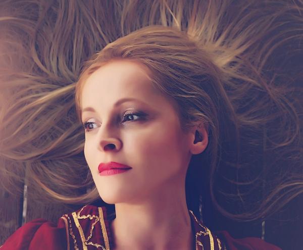 «Παραδώσου» με την Ηρώ Σαΐα στο Μικρό Θέατρο Γκλόρια