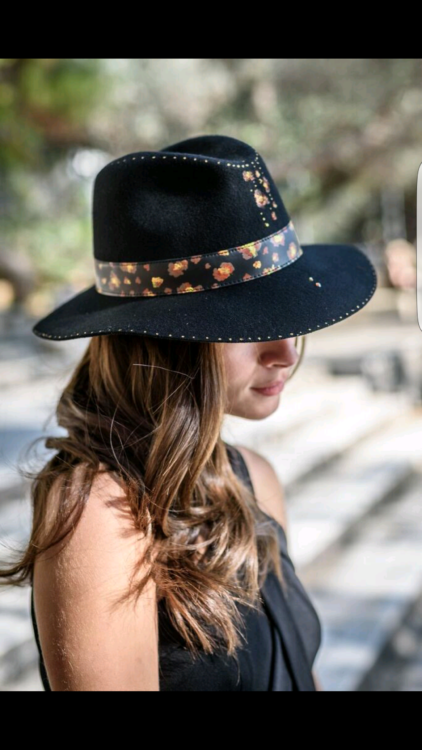 Γιατί τα καπέλα της Ζήνας Γλου είναι μικρά έργα τέχνης;