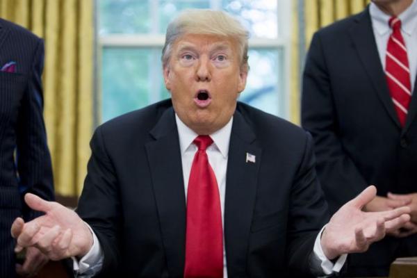 Δεν θα απολύσω τον Πάουελ από τη Fed, λέει ο Τραμπ μετά τις σφοδρές επικρίσεις