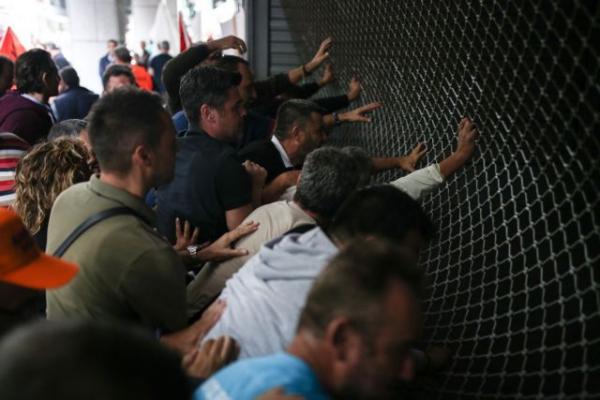 Εισβολή διαδηλωτών στο υπουργείο Οικονομικών [Εικόνες]