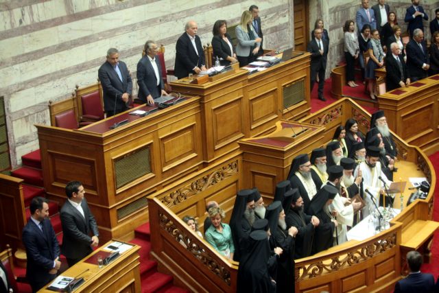Αγιασμός στη Βουλή: Το δημοψήφισμα στην ΠΓΔΜ κυριάρχησε στα «πηγαδάκια» των βουλευτών