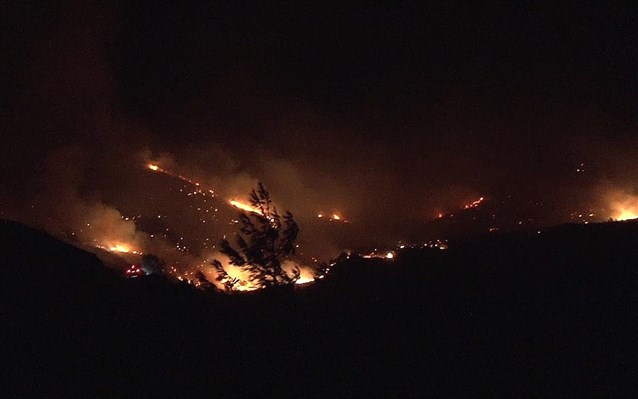 Μάχη για να σώσουν σπίτια στο Χορτιάτη