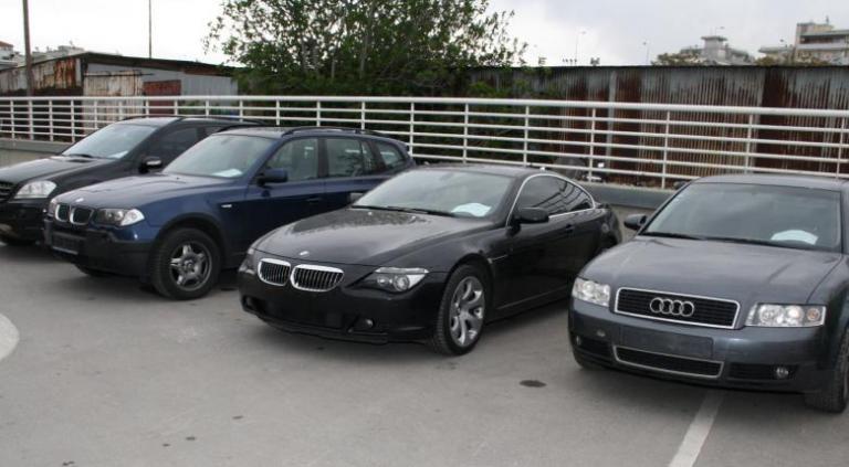 Στο «σφυρί» δεκάδες αυτοκίνητα και μοτοσυκλέτες