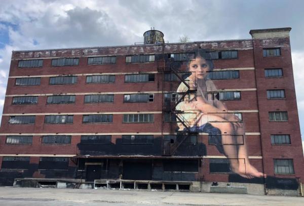 Ένα μελαγχολικό κορίτσι στην όψη ενός εγκαταλελειμμένου κτιρίου