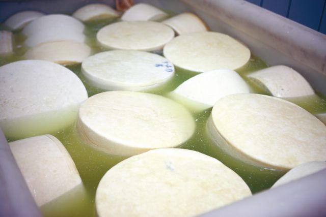 Πειραιάς: Κατασχέθηκαν ακατάλληλα προς κατανάλωση τυριά