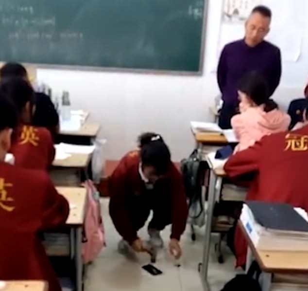 Καθηγητής ανάγκασε μαθήτρια να σπάσει το κινητό της με σφυρί