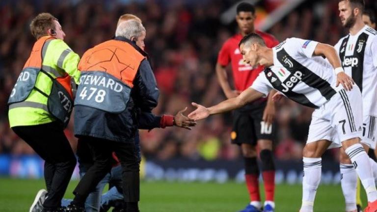 Εισέβαλε στο Όλντ Τράφορντ για ένα άγγιγμα του Κριστιάνο