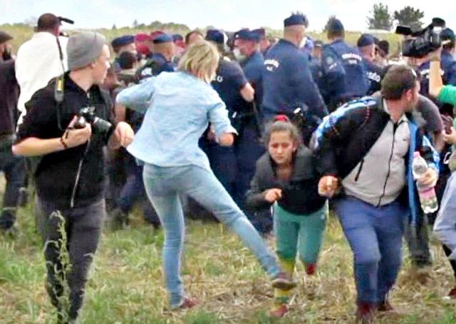 Ουγγαρία : Απάλλαξαν τη δημοσιογράφο που κλώτσησε τους μετανάστες