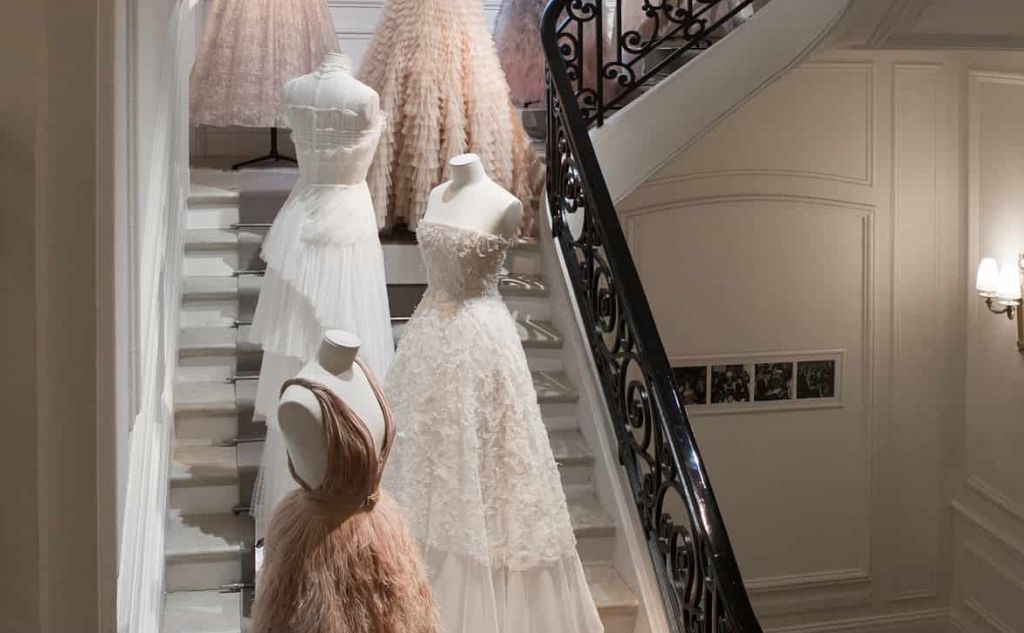 O Dior άνοιξε το ατελιέ του και έδειξε πως φτιάχνεται ένα φόρεμα για το κόκκινο χαλί