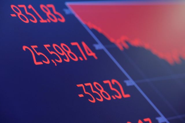 Βουτιά 3,15% για τον Dow Jones