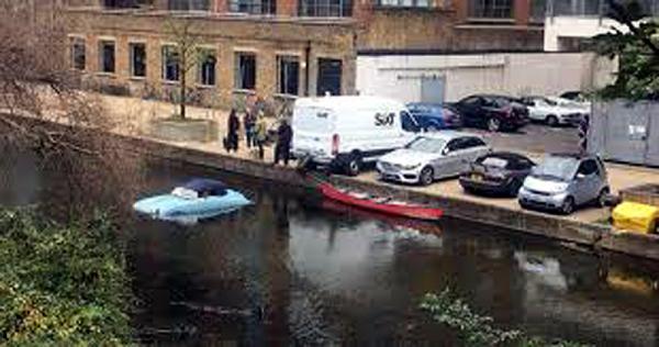 Το άδοξο τέλος μιας Porsche 356 Speedster στον Τάμεση