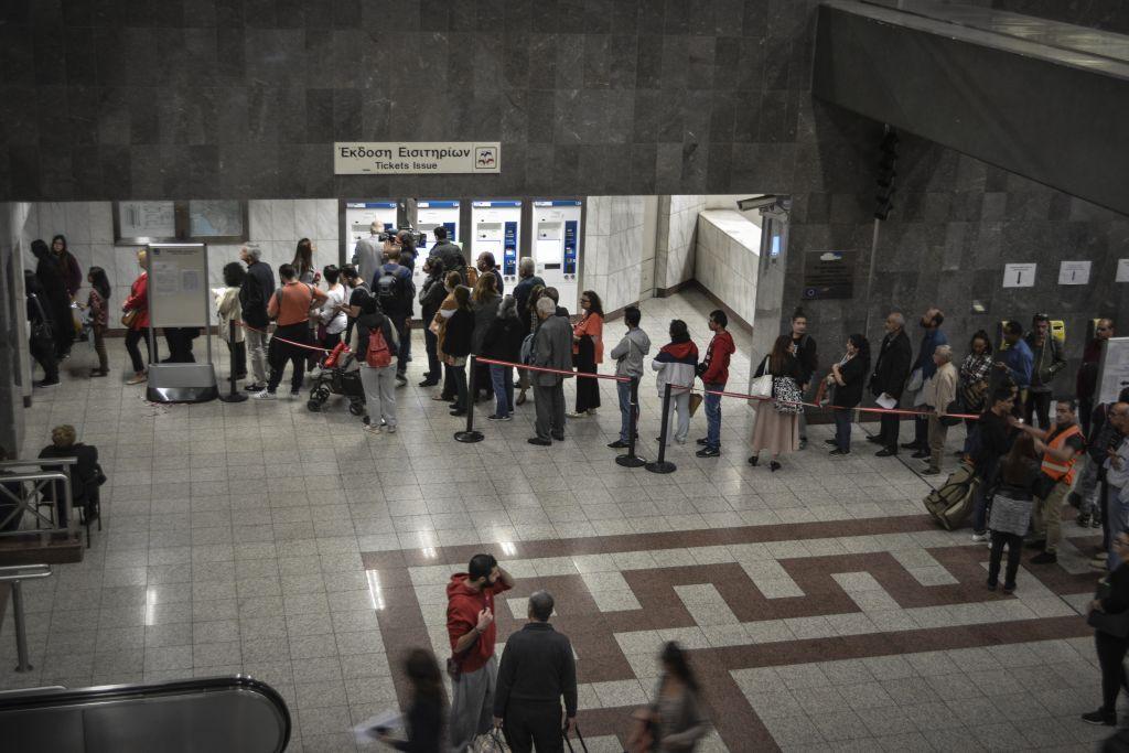 Ουρές στα εκδοτήρια για τις κάρτες μειωμένου κομίστρου