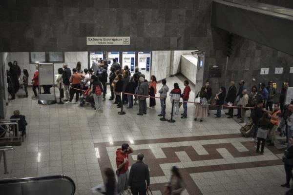 Ουρές στα εκδοτήρια για τις κάρτες μειωμένου κομίστρου