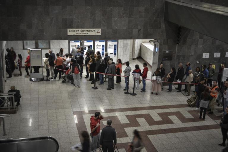 Ουρές στα εκδοτήρια για τις κάρτες μειωμένου κομίστρου