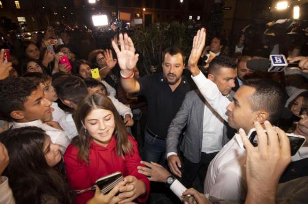 Επιμένουν Σαλβίνι και Ντι Μάιο παρά τις προειδοποιήσεις