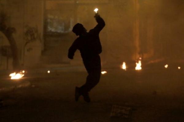 Νύχτα επεισοδίων με μολότοφ στα Εξάρχεια
