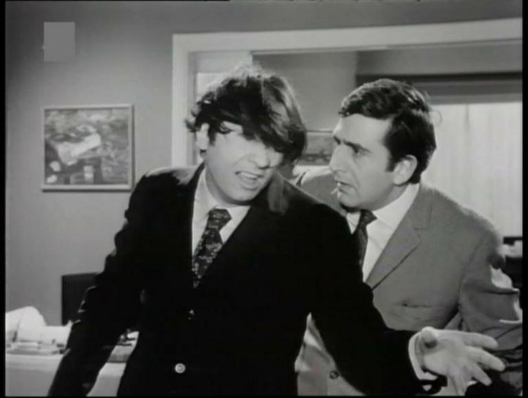 «Μαύρα κοράκια, κόκκινα κοράκια…»: Ο ποιητής Φανφάρας έκλεψε την παράσταση