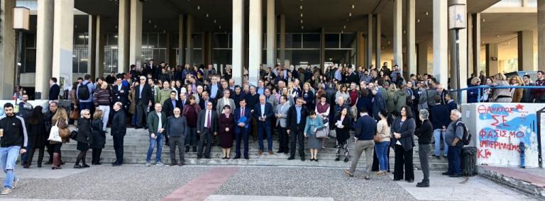 Φιλοσοφική: Καθηγητές στην κεντρική είσοδο της σχολής λόγω… Ρουβίκωνα