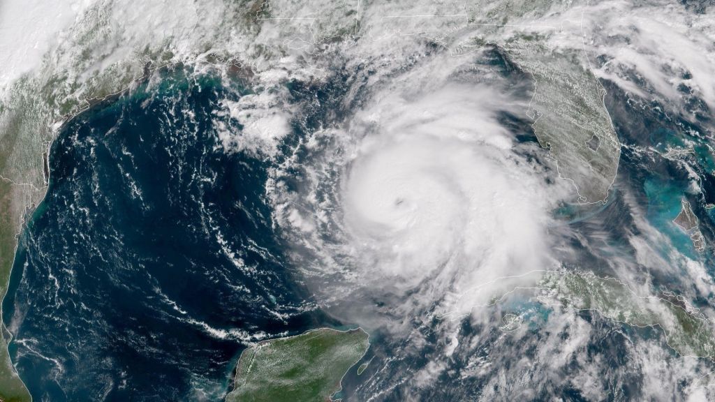 Πλησιάζει τη Φλόριντα ο «τυφώνας του αιώνα» -  Ζωντανά η επέλαση του