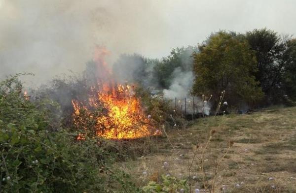 Κέρκυρα: Σε εξέλιξη η φωτιά στην Κουλούρα