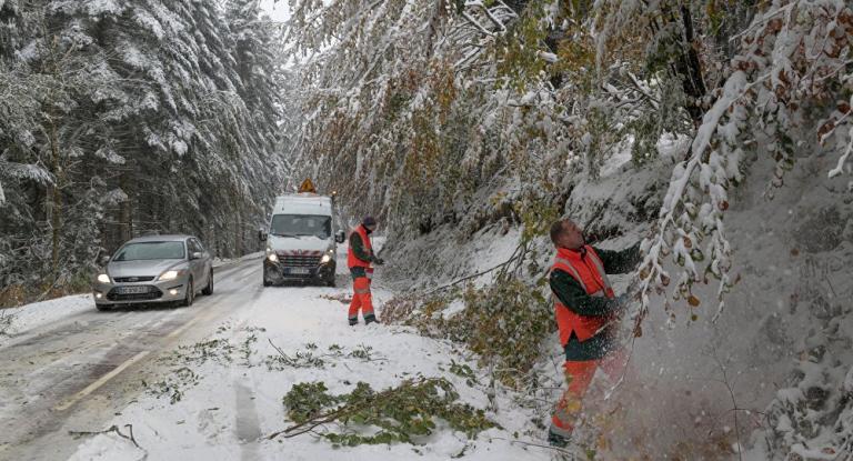 Σφοδρή χιονόπτωση πλήττει τη Γαλλία