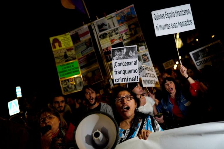 Μαδρίτη: Χιλιάδες διαδηλωτές κατά της ταφής του Φράνκο στον καθεδρικό της Αλμουδένα