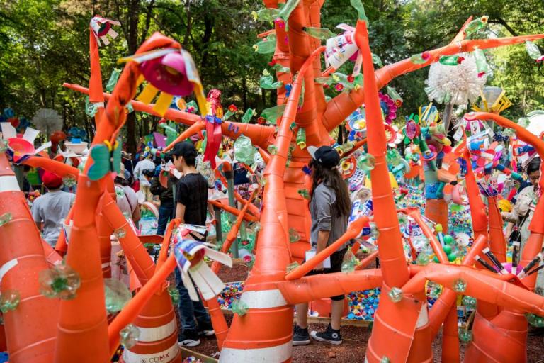 Εικαστικό δάσος από τρεις τόνους ανακυκλωμένο πλαστικό