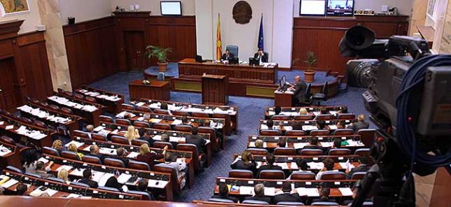 Στη σκιά του κοινοβουλευτικού θρίλερ: Καταγγελίες για δωροδοκίες βουλευτών στα Σκόπια