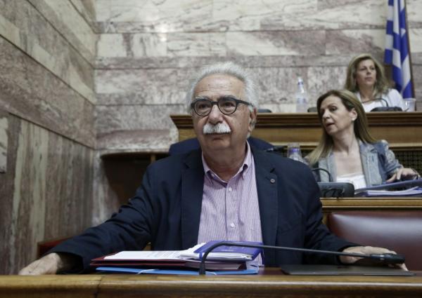 Δεν ξέρει ποιον να πρωτοκατηγορήσει για την εμπλοκή με τους πυρόπληκτους φοιτητές ο Γαβρόγλου