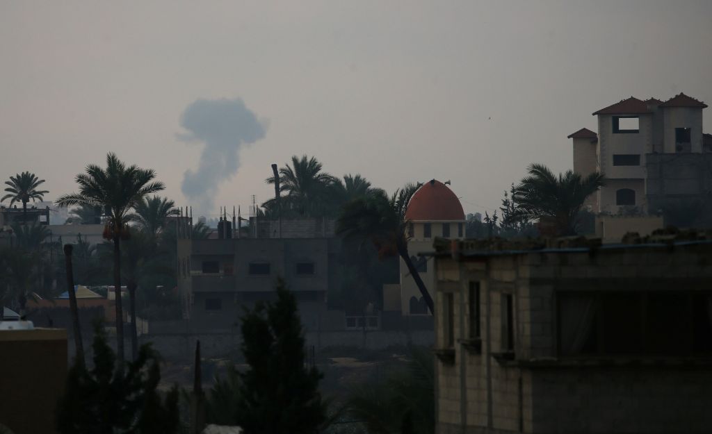 Μαχητικά του Ισραήλ πλήττουν στόχους στη Γάζα μετά τη εκτόξευση ρουκέτας στην πόλη Μπιρ Σέβα
