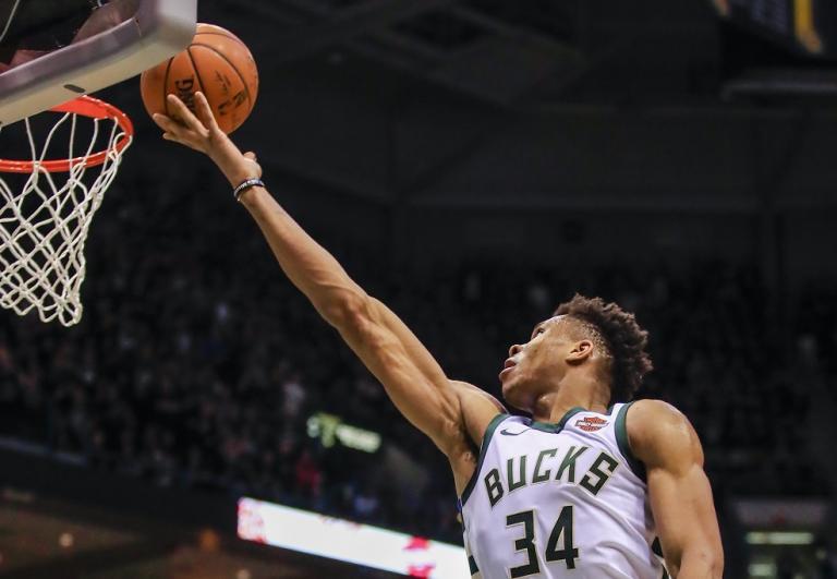 Triple-double ο Αντετοκούνμπο κόντρα στους Σίξερς