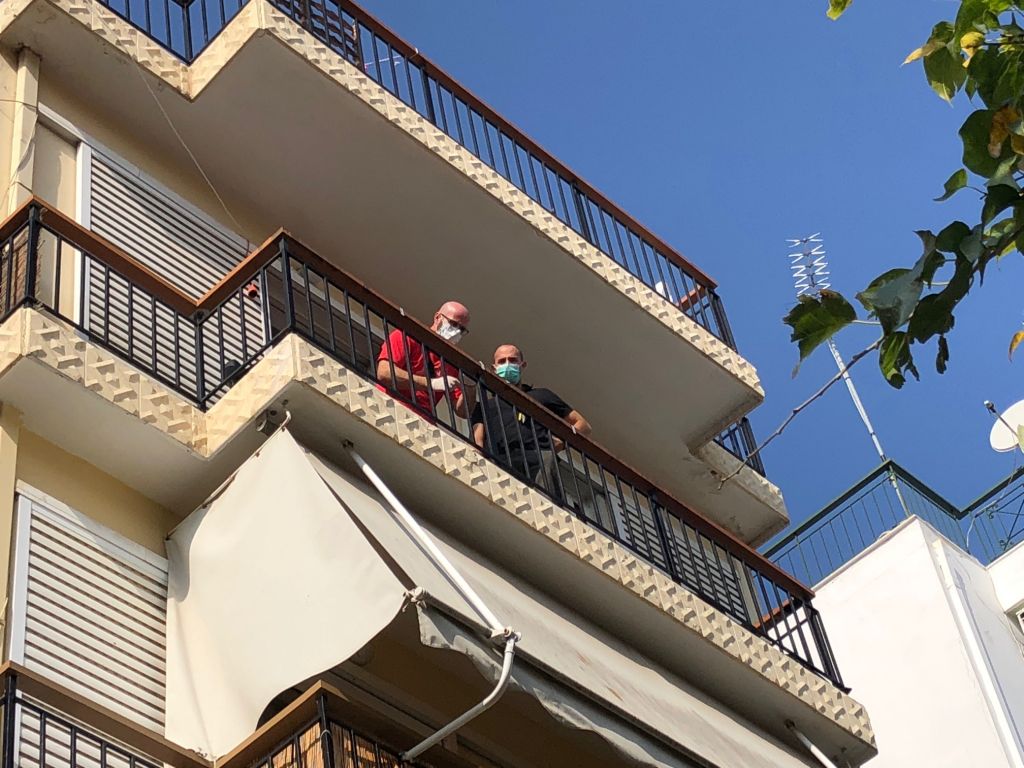 Φωτογραφίες από το σπίτι στη Νίκαια που βρέθηκε δεμένος ο αστυνομικός