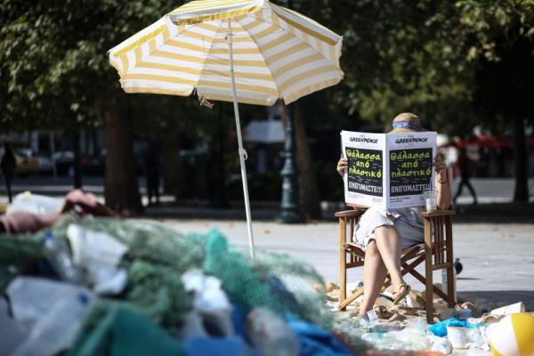 Μήνυμα της Greenpeace με σωρούς από σκουπίδια στο Σύνταγμα