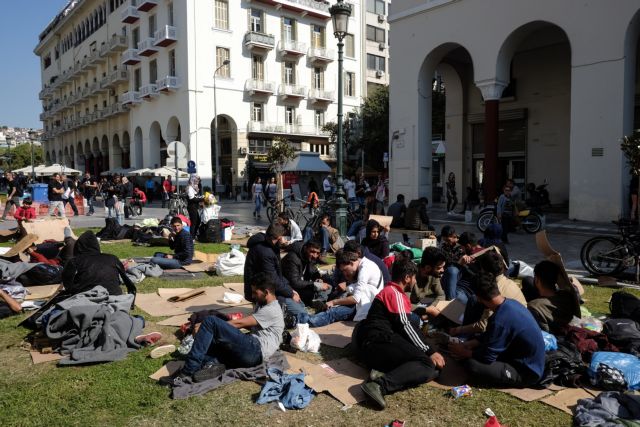 ΝΔ κατά κυβέρνησης: «Ντροπή» η εικόνα των μεταναστών έξω από το ΑΤ στη Θεσσαλονίκη