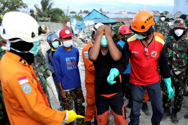 Τραγωδία στην Ινδονησία: Στους 2.045 οι νεκροί από σεισμούς και τσουνάμι