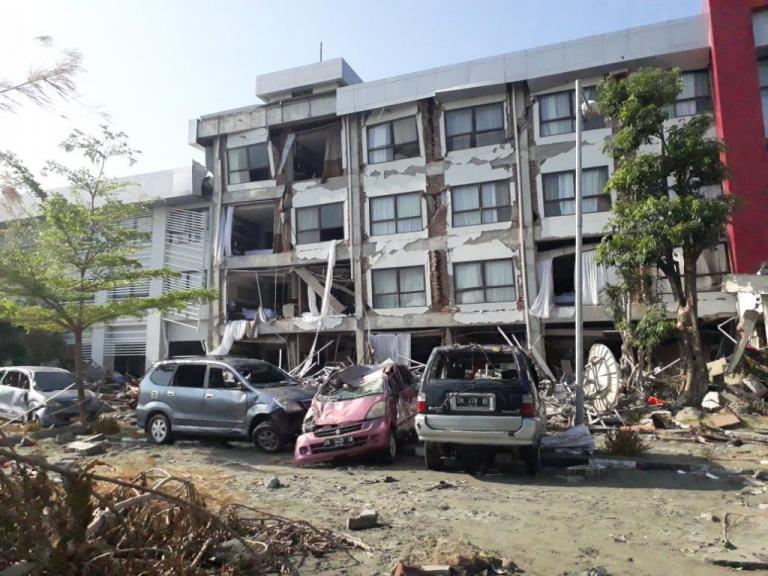 Ινδονησία: Στους 1.407 έφθασε ο αριθμός των νεκρών από το σεισμό και το τσουνάμι