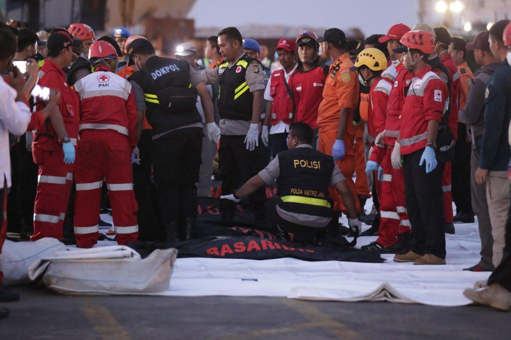 Τραγωδία Ινδονησία : Βρέθηκαν οι πρώτες σοροί από τους επιβαίνοντες στο Boeing [Εικόνες]