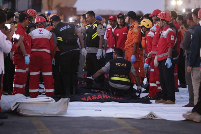 Τραγωδία Ινδονησία : Βρέθηκαν οι πρώτες σοροί από τους επιβαίνοντες στο Boeing [Εικόνες]