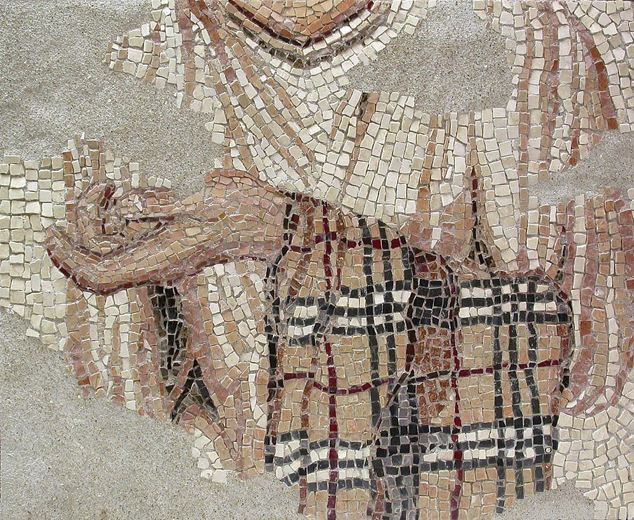 Η Πομπηία φοράει Burberry