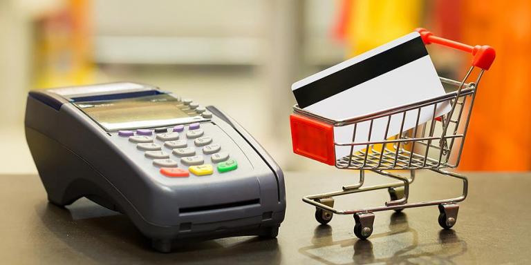 Ανοιχτό το ενδεχόμενο αύξησης του ελάχιστου ορίου δαπανών με κάρτα