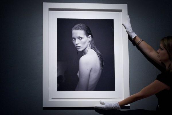 Κυκλοφόρησε το βιβλίο με τις πιο διάσημες φωτογραφίες της Κέιτ Μος