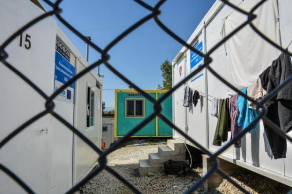 Κόλαση στη Μόρια: «Συγκατοικεί» με τους βιαστές της