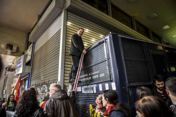 Editorial Ta Nea: Leaps