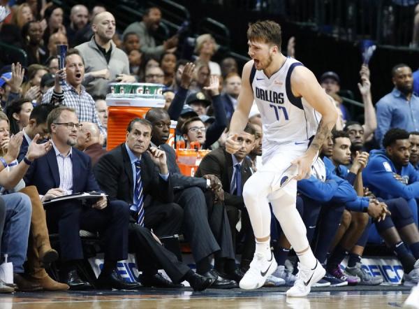 «Μαγικός» Ντόνσιτς και πρώτη νίκη για τους Μάβερικς, σπουδαίο διπλό για Ράπτορς